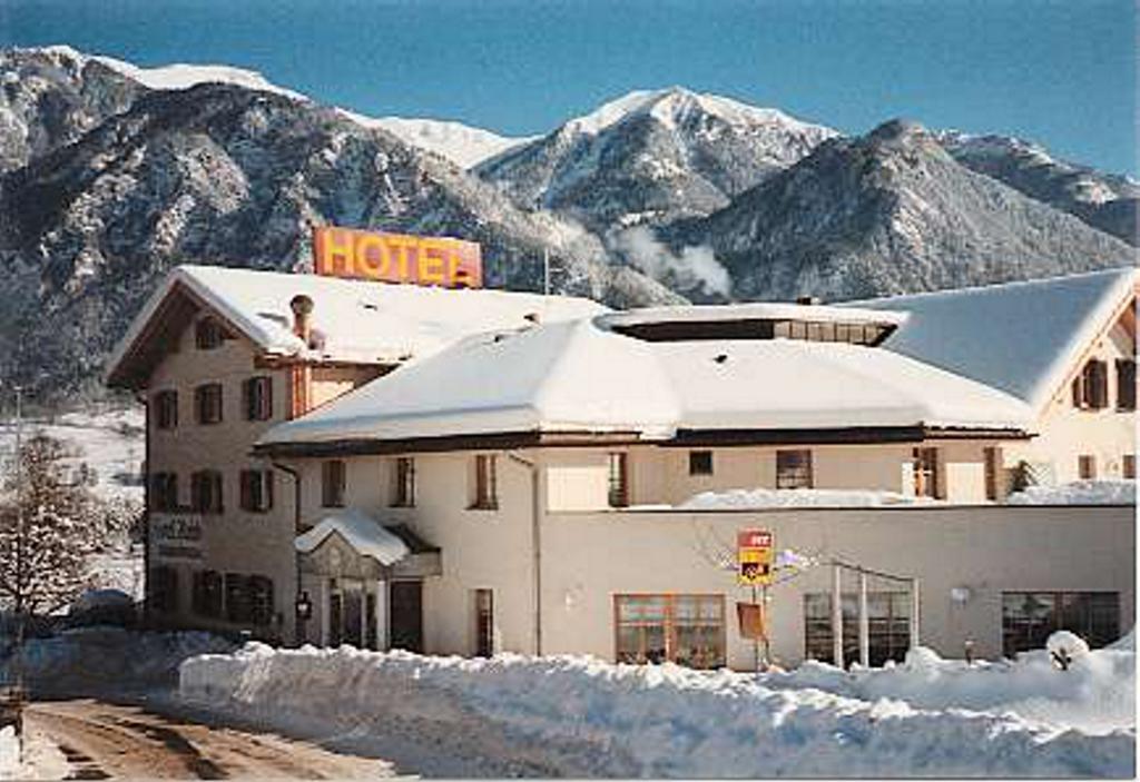 Hotel Reich Тузис Екстериор снимка